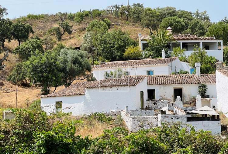 Oportunidade: Casa tradicional para renovar na Serra Algarvia