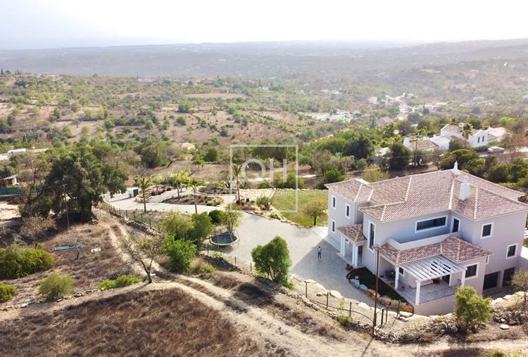 Meerblick: Neu gebaute Villa mit Panoramablick über Meer und Hügel in der Nähe von Boliqueime