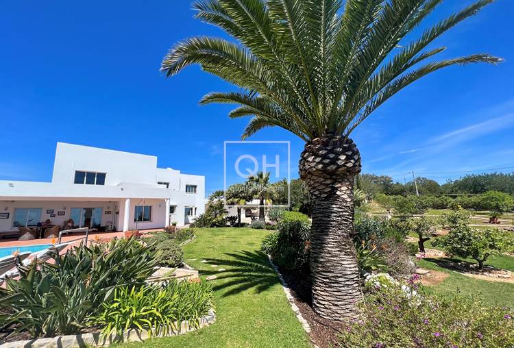 Villa moderna de 3/4 quartos com vistas panorâmicas deslumbrantes para o mar perto de Santa Bárbara de Nexe