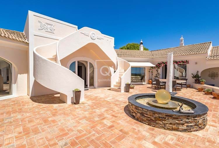 Uma oportunidade rara - bela casa espaçosa de 5 quartos com grande terreno e vista mar perto de Santa Barbara de Nexe 