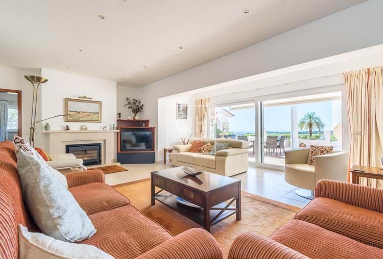 Eine seltene Gelegenheit - schönes geräumiges 5-Bett-Haus mit wunderbarem Meerblick in der Nähe von Santa Barbara de Nexe 