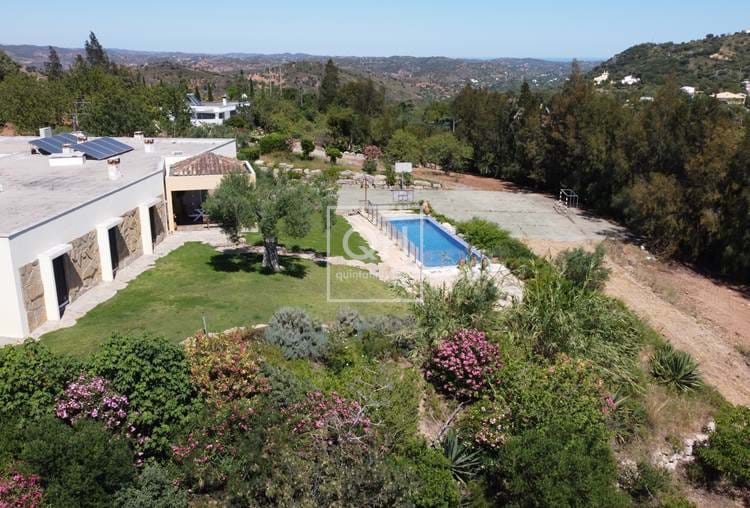 Beautiful 4 + 1 Villa with Swimming Pool and large plot near São Bras de Alportel 