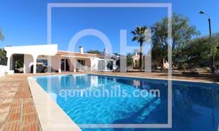 Location! Great potential! 5 bedroom villa  with sea views near Santa Barbara de Nexe