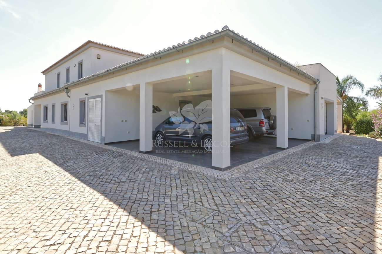 HOME2066V - Distinctive 3 or 4  bedroom villa with pool, potential guest suite & amazing grounds.