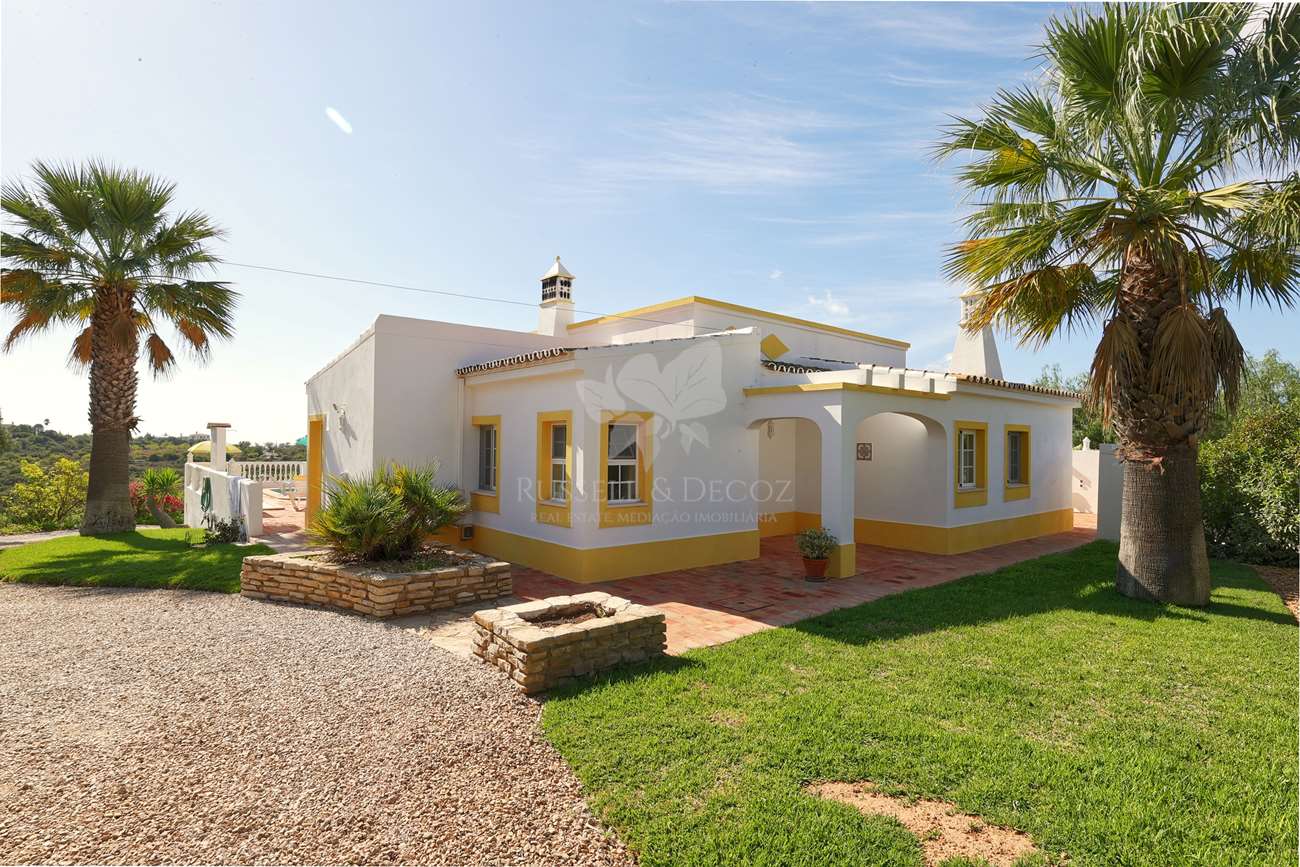 HOME2187V - Jolie villa individuelle de 2 chambres avec grand garage, piscine et belle vue sur la mer, près de Moncarapacho.