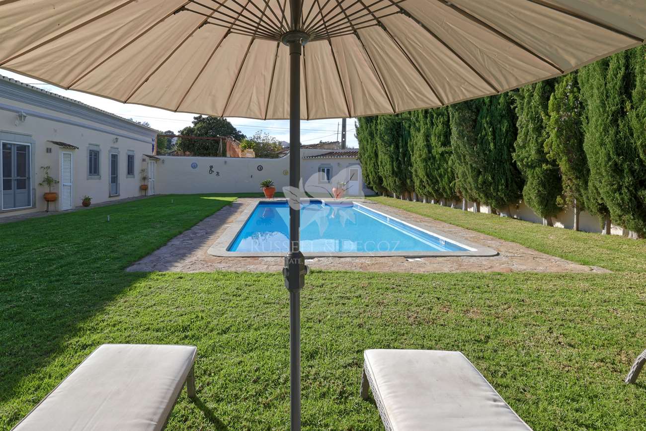 HOME2196C - Maison polyvalente de 9 chambres ou locaux commerciaux avec, piscine et jardins près de Sao Bras de Alportel. 