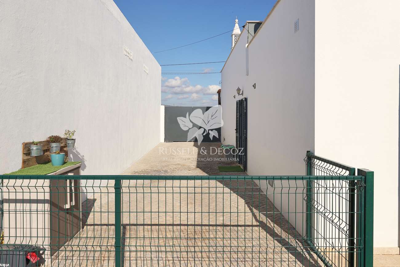 HOME2084V - 3 bedroom detached villa,  1 bedroom guest annex & a pool minutes from the centre of Faro
