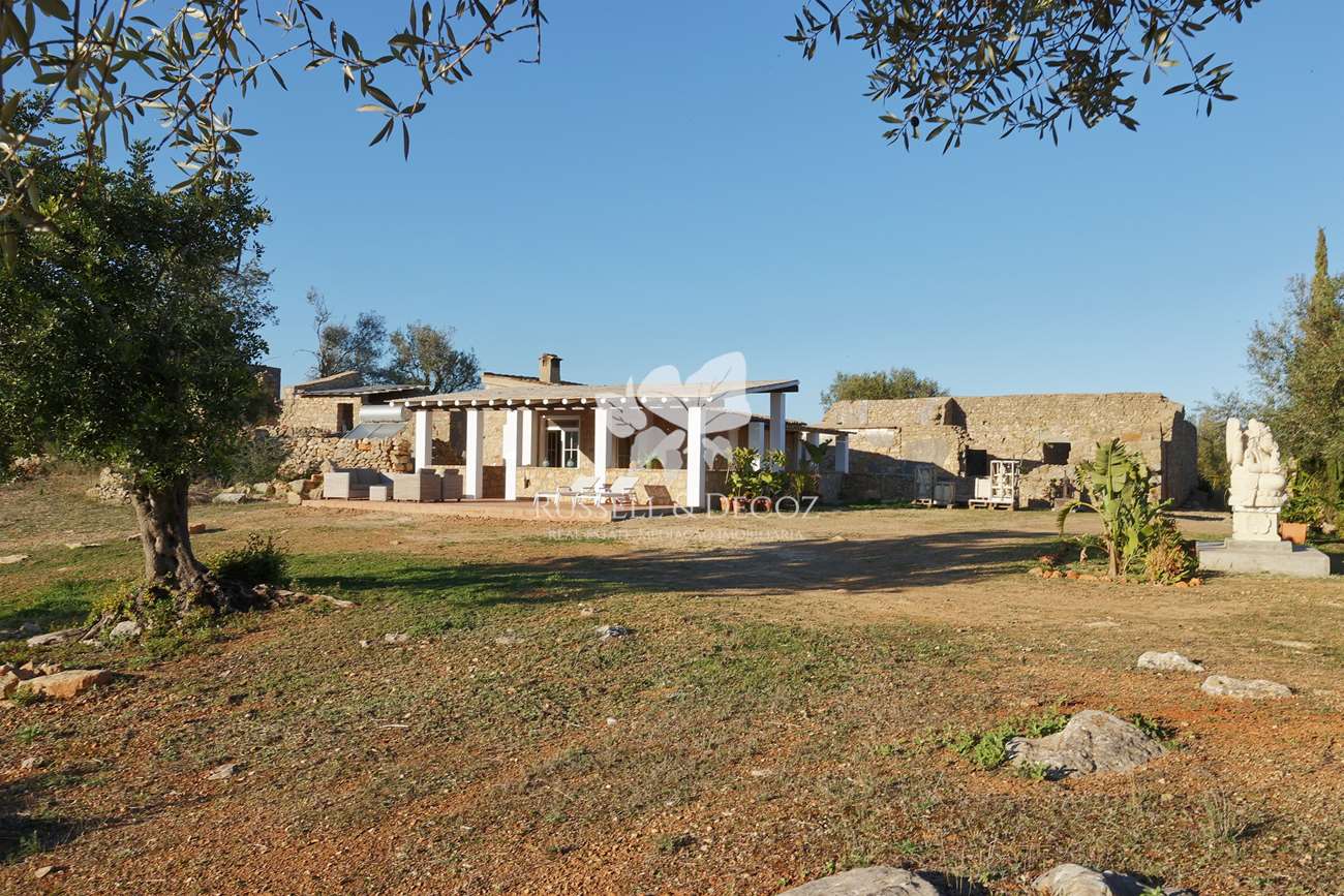 HOME2087R - Large property, farmhouse &  2 other buildings in 27.340 m²  land - almost 360 degree views