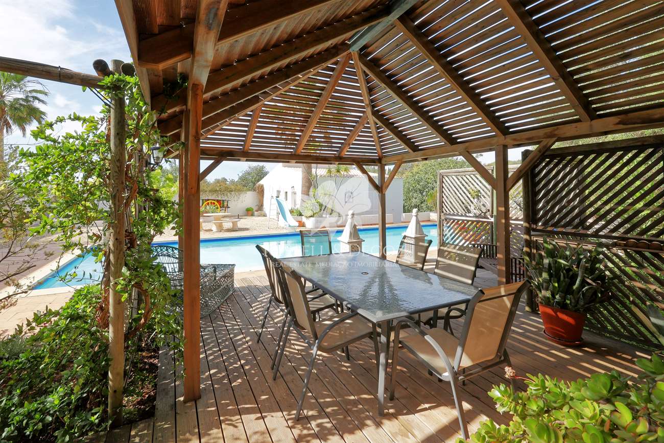 HOME2110V - Detached architect designed 3 bedroom villa with LARGE pool, garage & annnex. Fuzeta.