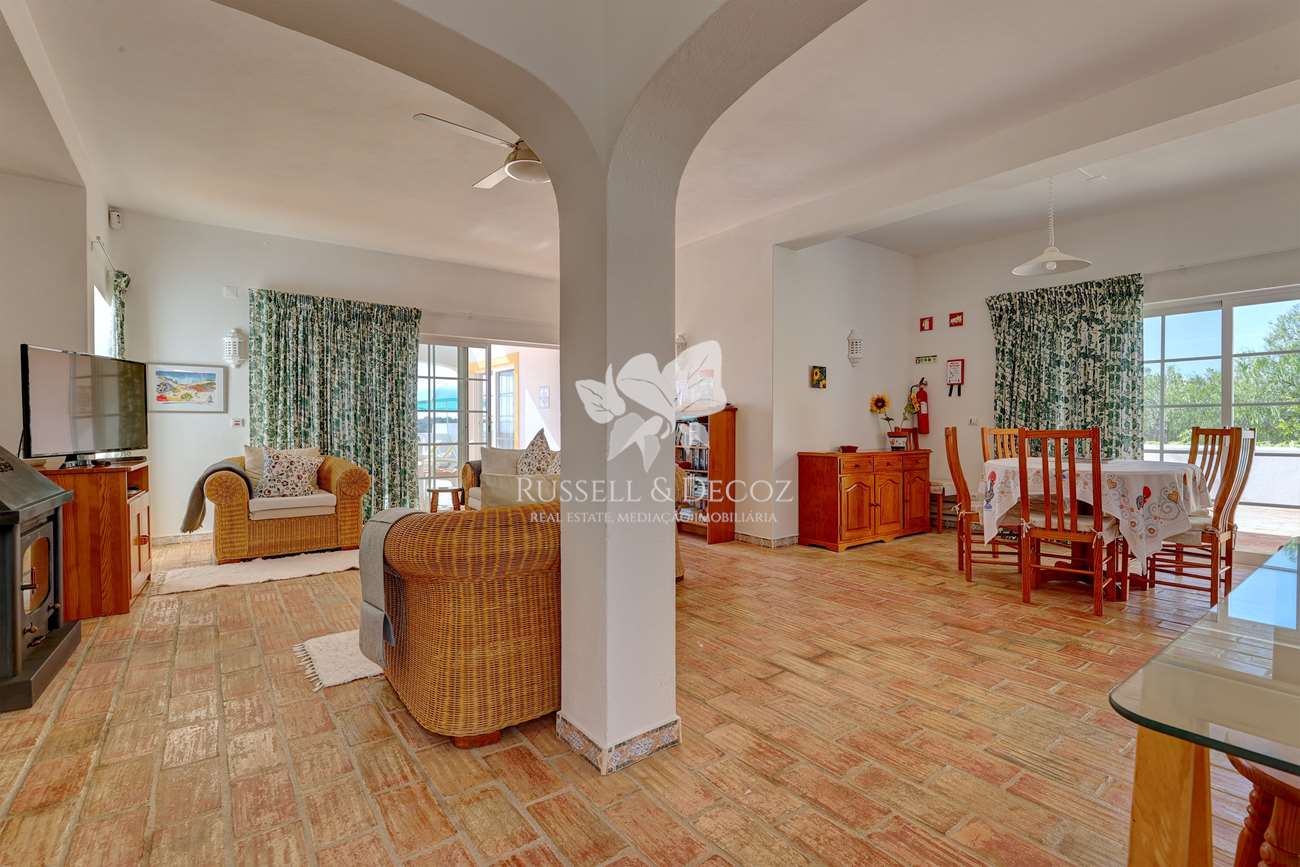 HOME2187V - Magnifica moradia com 2 quartos, piscina, vista mar e com uma garagem grande perto de Moncarapacho.