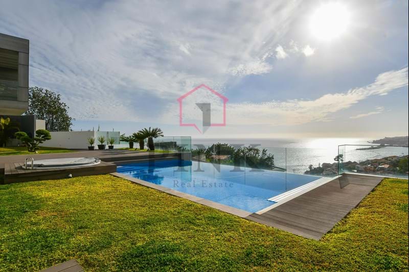 Three bedroom villa with view over the bay of Funchal!