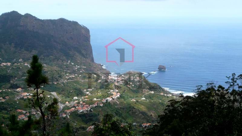 Terrain avec 2 maisons - 1030 m2 - Porto da Cruz
