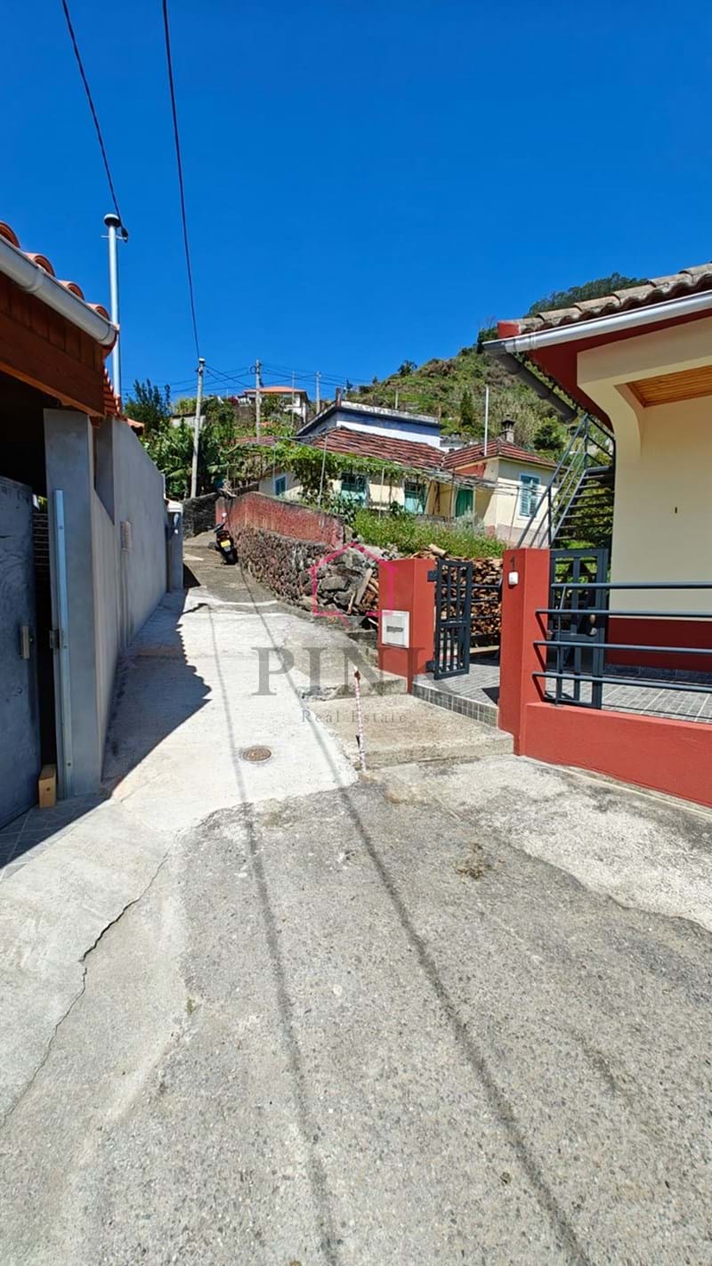 Terrain avec 2 maisons - 1030 m2 - Porto da Cruz