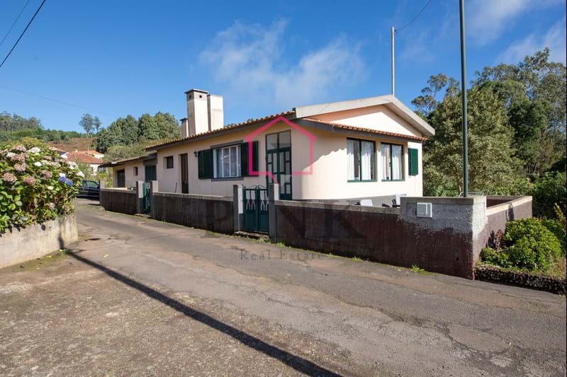 House T3 with land 1030 m2 - Santo da Serra