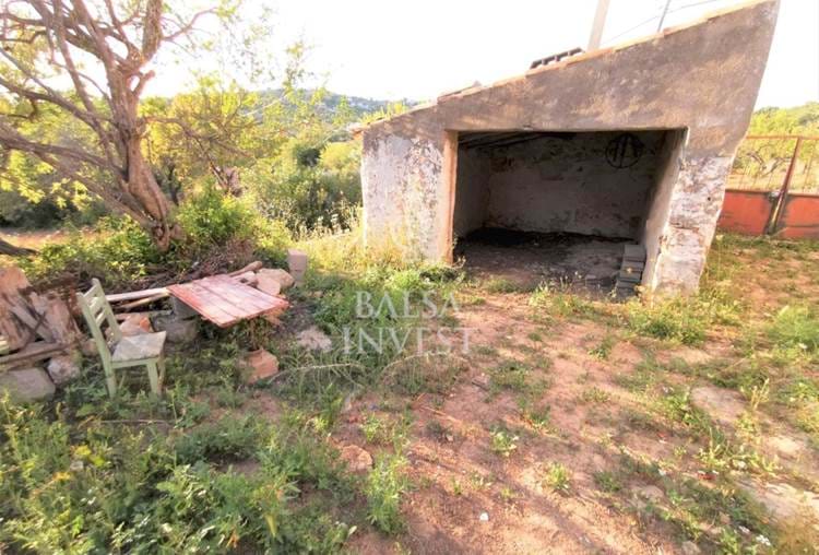 Plot of land with 18.578 sq.m  with 2 old houses in ruin for sale in Loulé area with valley and sea views