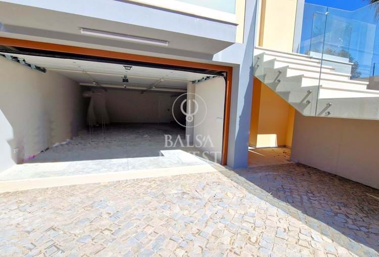 Semi-Detached 3 Bedrooms Villa brand-new with private pool and garden for sale in Loulé
