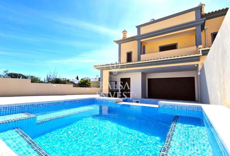 Moradia V3 nova com piscina privada e jardim para venda em Loulé
