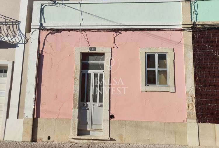 1+1 OLD HOUSE for rehabilitation in central location in LOULÉ