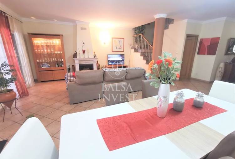 4-Bedrooms Townhouse with 200sqm for sale in Olhão