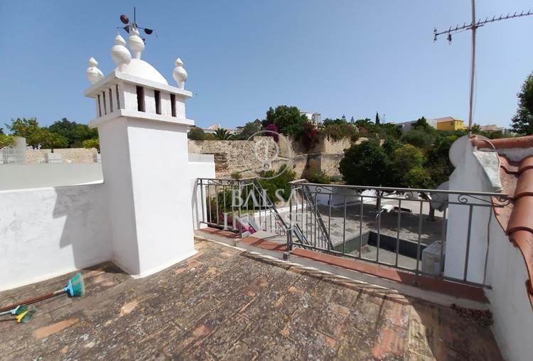 Building near Gilão river for sale in the center of Tavira with 263m2