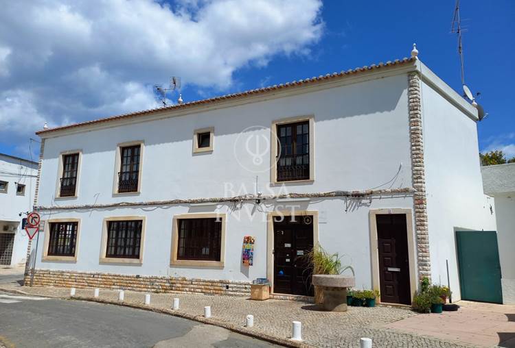 Building near Gilão river for sale in the center of Tavira with 263m2