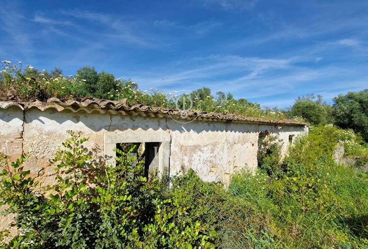 Old house in RUIN with 233 sq.m with APPROVED PROJECT, in Parragil, Loulé