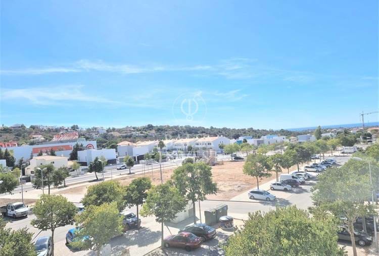 3-bedroom apartment for sale in Loulé with parking and storage in basement
