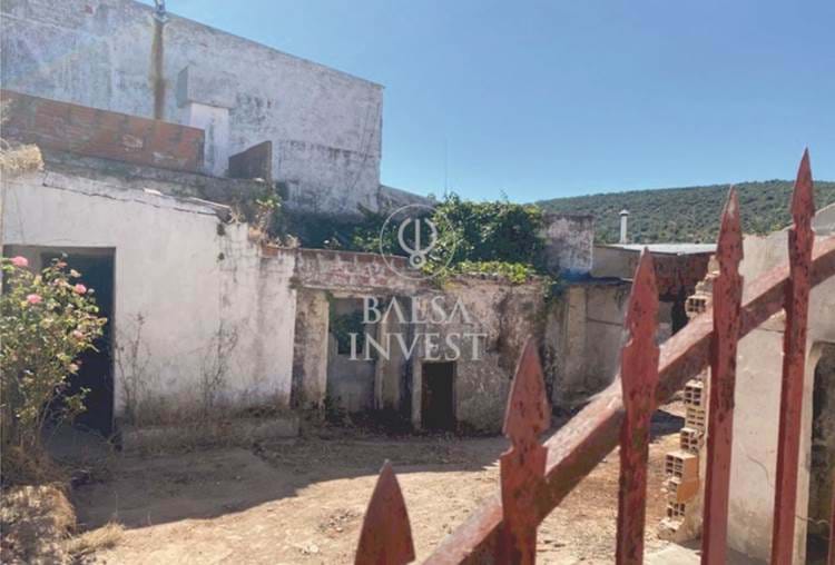 Traditional house in ruin with 213 sq.m for rehabilitation just 15km away from Loulé