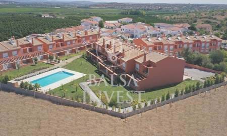 Moradia V3 de arquitetura tradicional em condomínio com piscina à venda em Alcantarilha, Silves (1-E-V3)