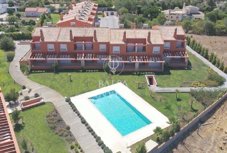 Maison de 3 chambres à l'architecture traditionnelle dans une copropriété avec piscine à vendre à Alcantarilha, Silves (1-F-V3)