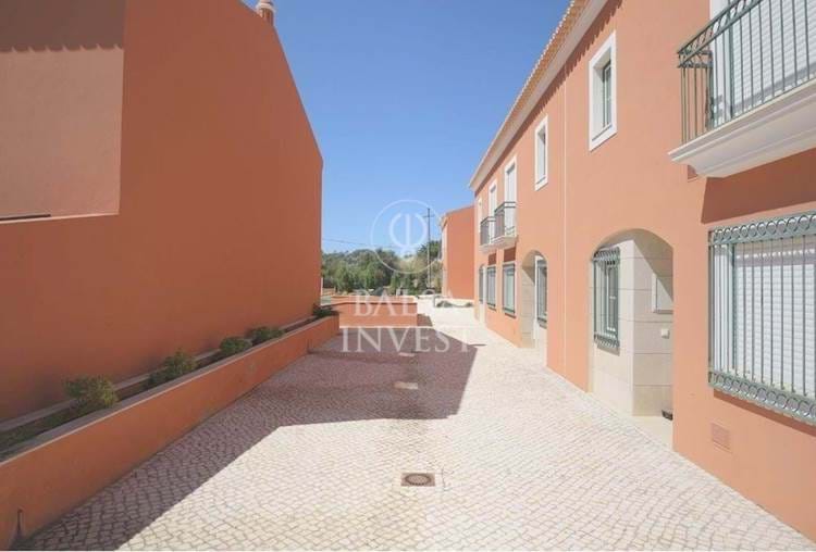 Moradia V3 de arquitetura tradicional em condomínio com piscina à venda em Alcantarilha, Silves (1-F-V3)