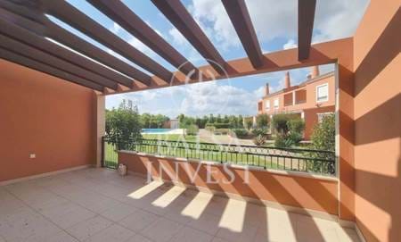 Moradia V3 de arquitetura tradicional em condomínio com piscina à venda em Alcantarilha, Silves (1-F-V3)