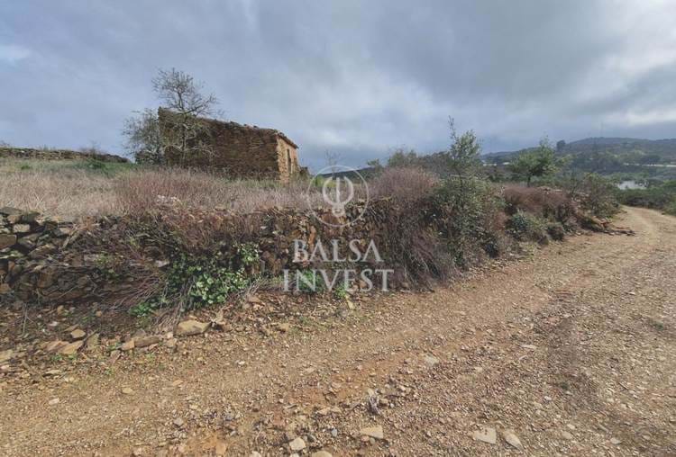 Parcelle de Terrain Urbain à vendre dans la Serra Algarvia dans le village de Cachopo à seulement 40 km de Tavira