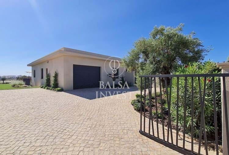4-Bedrooms luxury Villa with private pool at a unique development in Faro overlooking Ria Formosa Natural Park. - Lt.1