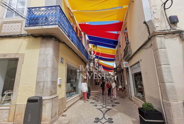 Commercial space with 143 sq.m for sale in the center of Loulé