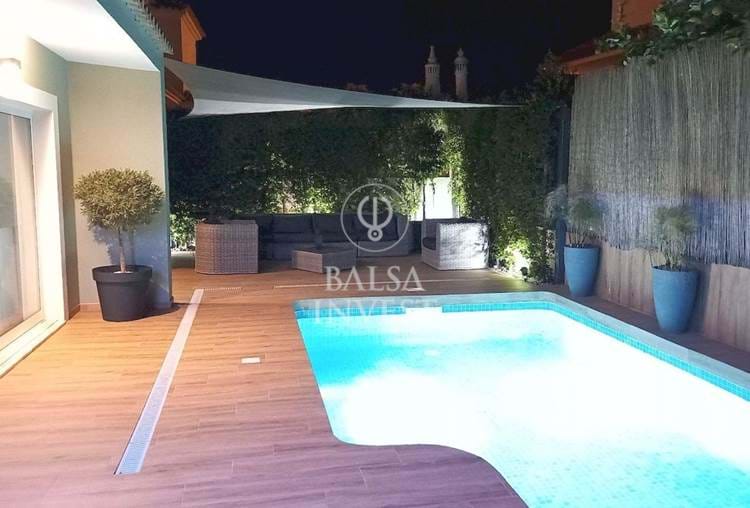 Villa de 4 chambres avec piscine sur un terrain de 449m2 à Gambelas, Faro