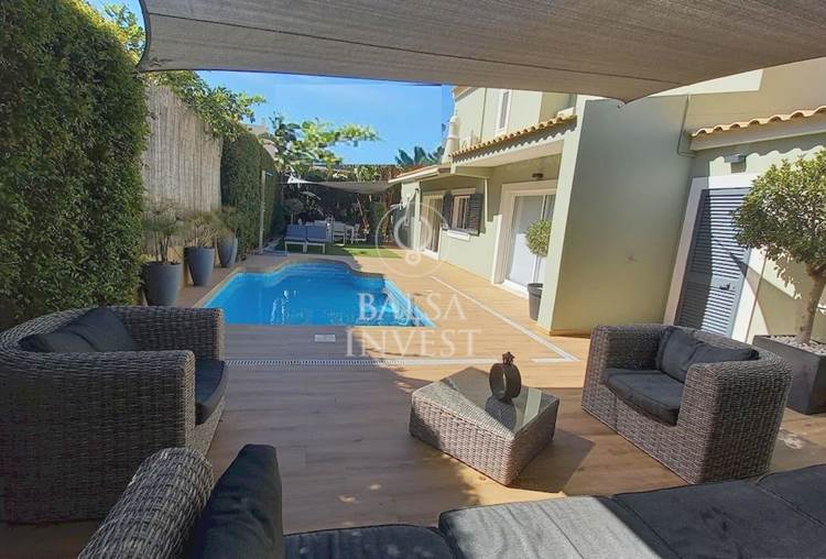 4-bedroom Villa with pool on a 449 sq.m plot in Gambelas, Faro