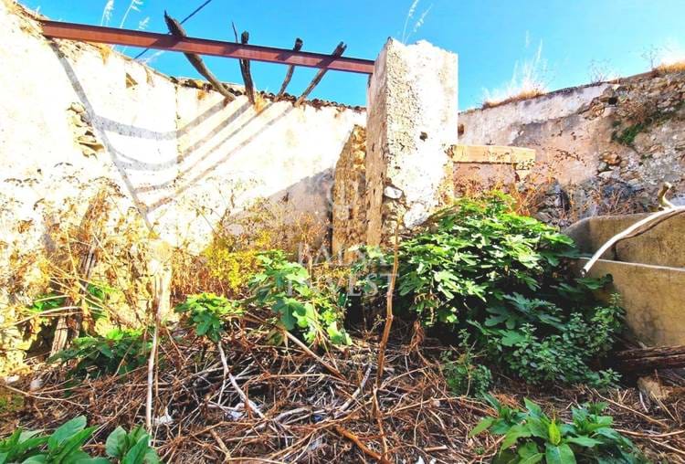 Maison ancienne en Ruine et terrain de m2 à vendre à Benafim, Loulé