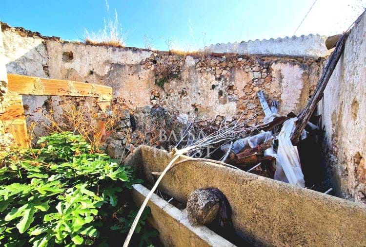 Maison ancienne en Ruine et terrain de m2 à vendre à Benafim, Loulé