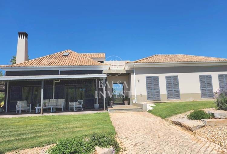 Splendid single storey V5 villa near Vilamoura with energy self-sufficient