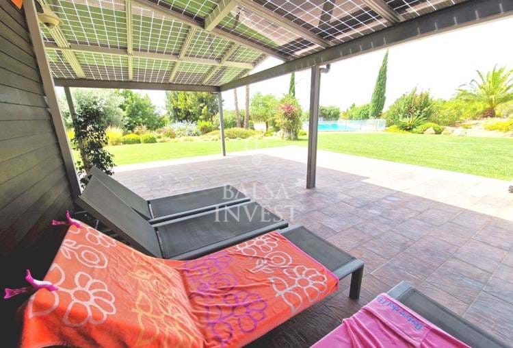 Splendid single storey V5 villa near Vilamoura with energy self-sufficient