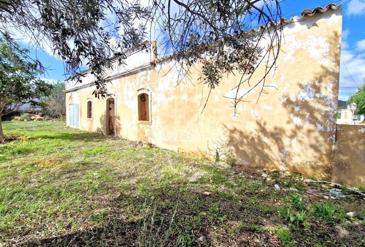 Maison ancienne en ruine de 168 m2 sur un terrain de 1 070 m2 à vendre à Goldra de Cima, Loulé
