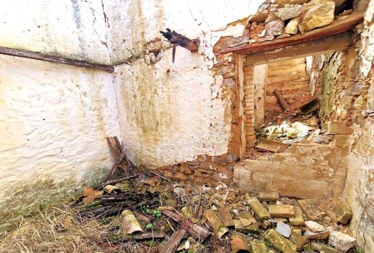 Casa antiga em ruína de 168m2 inserida em terreno de 1.070 m2 para venda na Goldra de Cima, Loulé