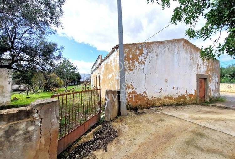Casa antiga em ruína de 168m2 inserida em terreno de 1.070 m2 para venda na Goldra de Cima, Loulé