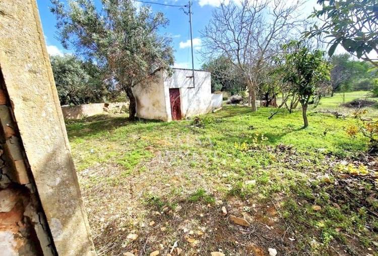 Old house in ruin with 168 sq.m on a plot of 1,070 sq.m for sale in Goldra de Cima, Loulé