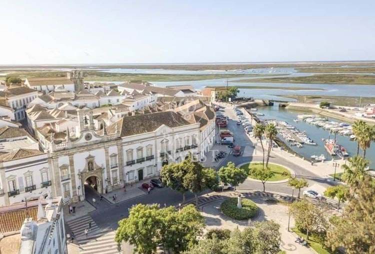 Charming 1-bedroom Apartment with 68 sq.m in main street of Faro. A safe investment in the Algarve capital (T1_1.ºDt)