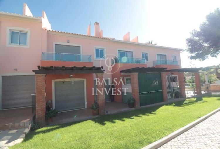 Beautiful 2-bedroom House in condominium with swimming pool for sale in Albufeira