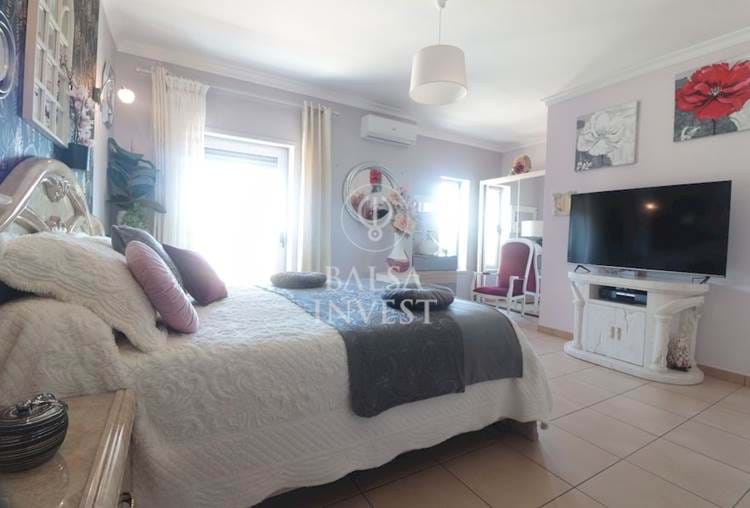 Beautiful 2-bedroom House in condominium with swimming pool for sale in Albufeira