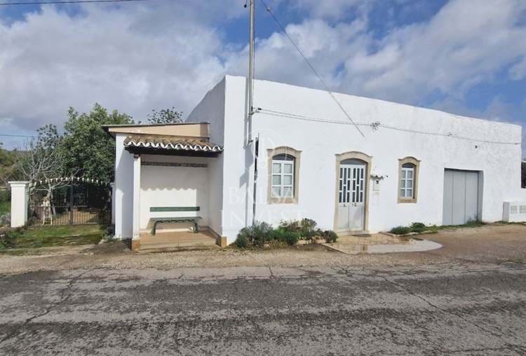 Property with 20,600sq.m consisting of plots of Land and Housing for sale in Goldra.