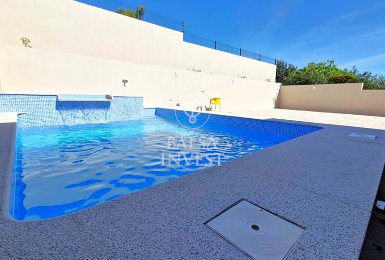 Moradia V3 nova com piscina privada e jardim em Loulé
